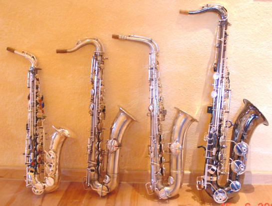 v.l. Alto Keilwerth SX90R Anni  Bj.: 2000, C-Melody Buescher Bj.:ca. 1915/20, C-Melody Conn "Chu Berry" straight Neck Bj.: 1925, Tenor Keilwerth SX90R Shadow Bj.: 2004